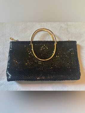 Vintage-inspired black mesh evening clutch with gold double handle detail ✨
